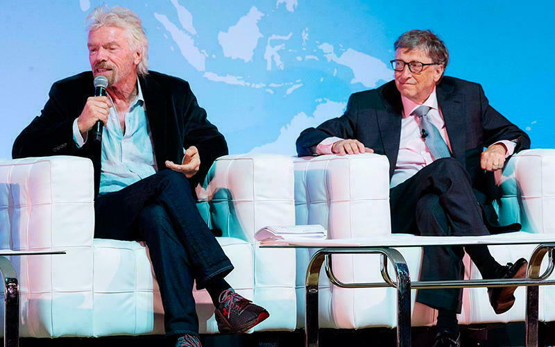 Bill Gates oraz Richard Branson omawiają system Bitcoin Billionaire na targach CES 2019.